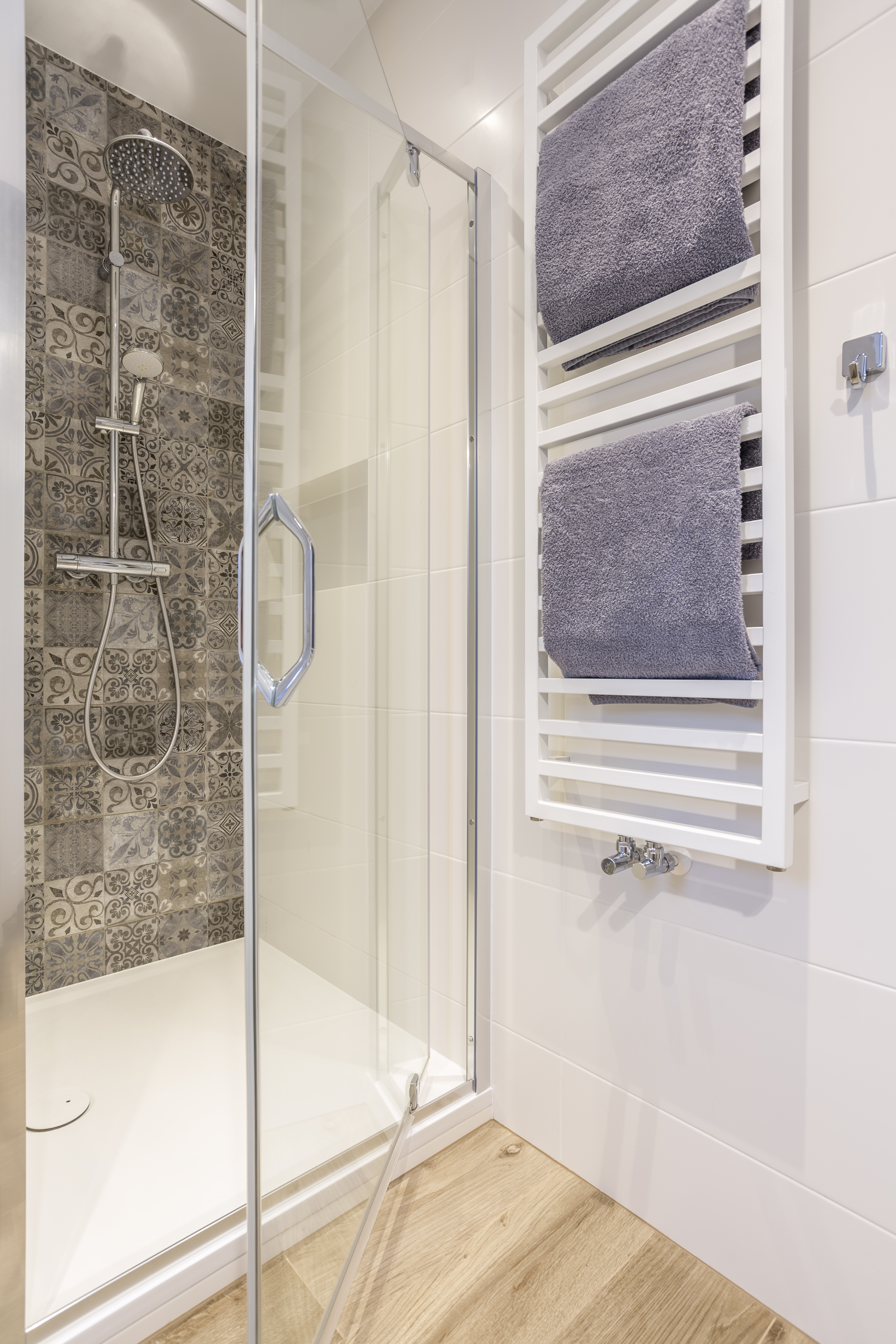 Elegant semi-frameless shower screen